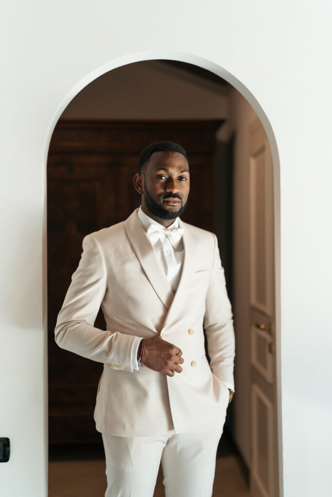 A man in beige tuxedo. | Gabys Films