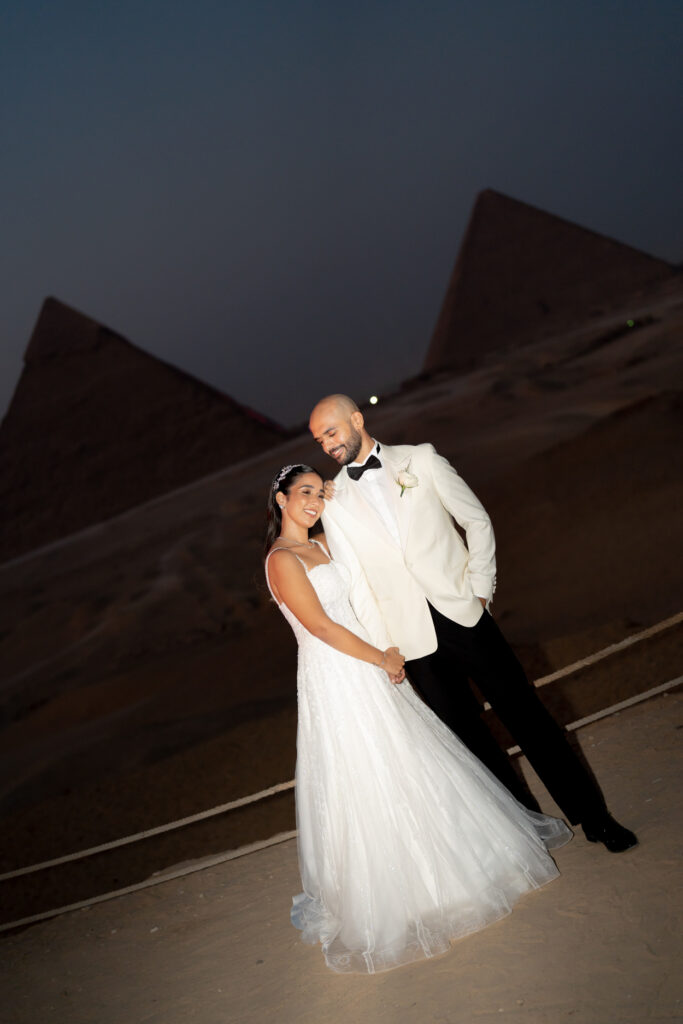 Wedding couple posing before Pyramids. | Gabys Films