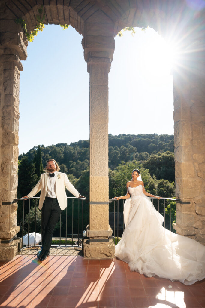 Wedding couple posing on balcony. | Gabys Films