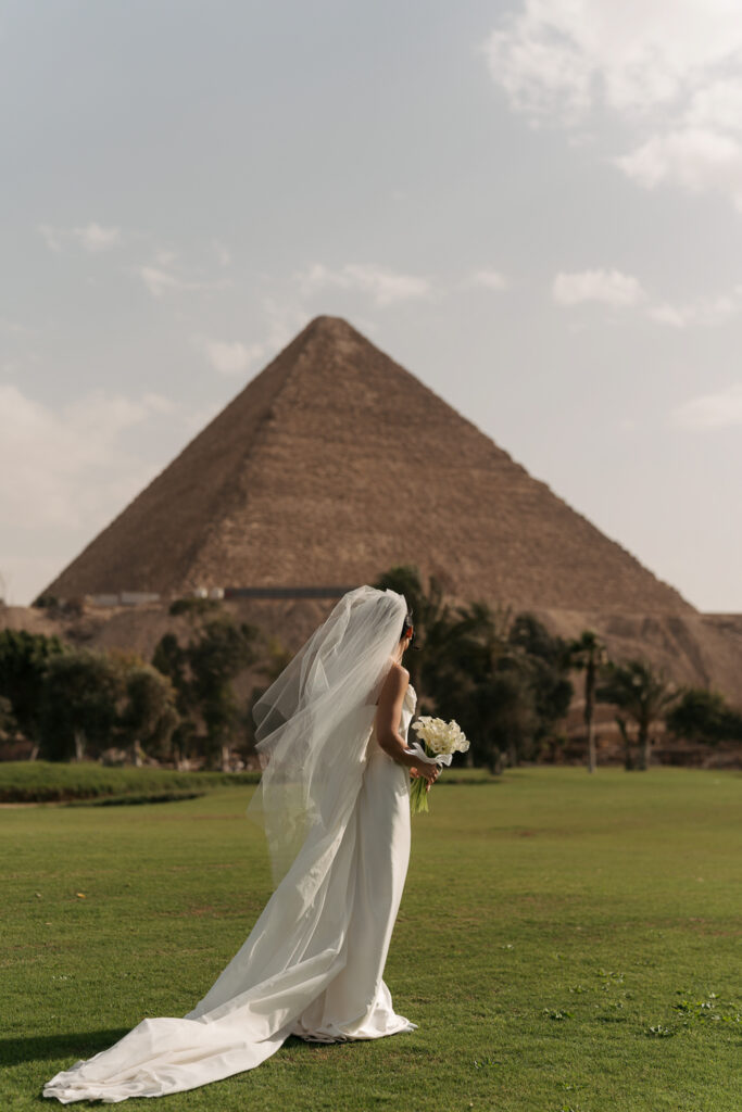A bride overlooks the pyramids. | Gabys Films