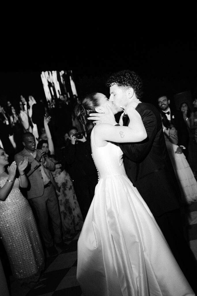 Couple kissing at their wedding | Gabys Films
