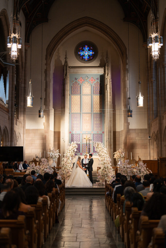 Wedding ceremony in a cathedral. | Gabys Films