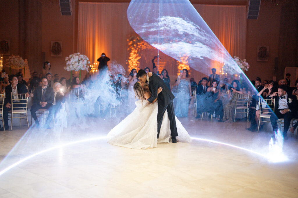 Wedding couple kissing on dancefloor | Gabys Films