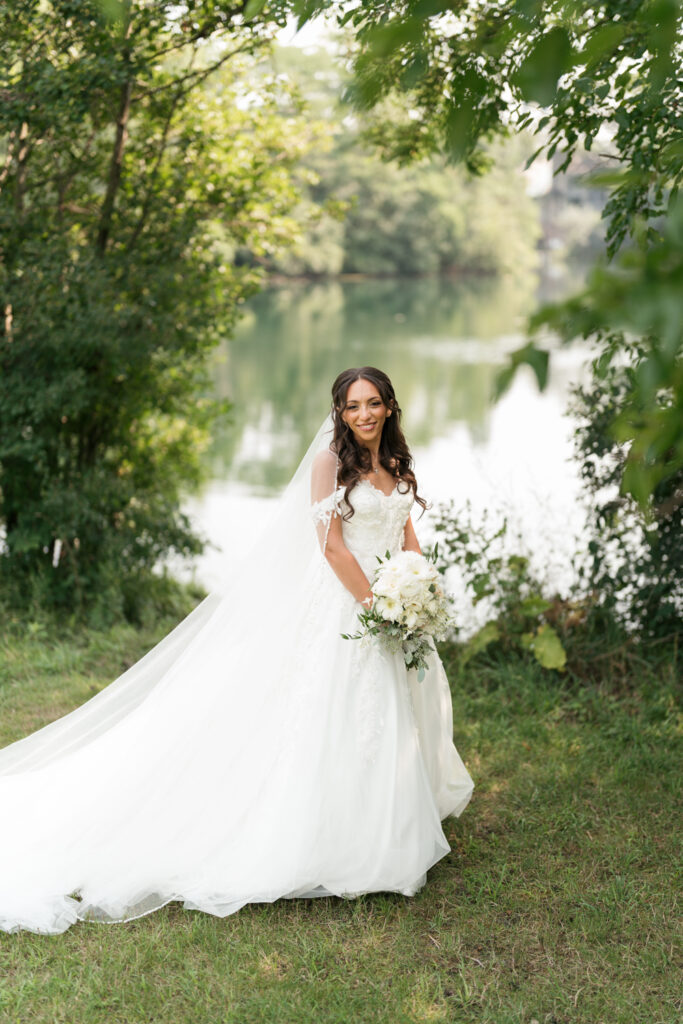 A bride in a white gown | Gabys Films